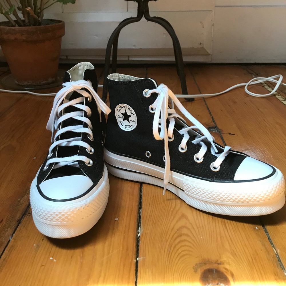 *SOLD*  BRAND NEW Converse AllStar Lift High US SIZE 5.5
